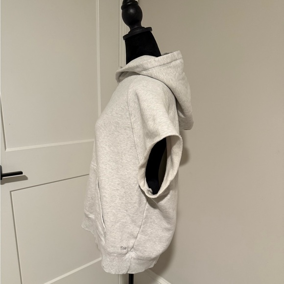 Aritzia TNA Cozy Fleece Boyfriend Sleeveless Hoodie - Picture 3 of 7